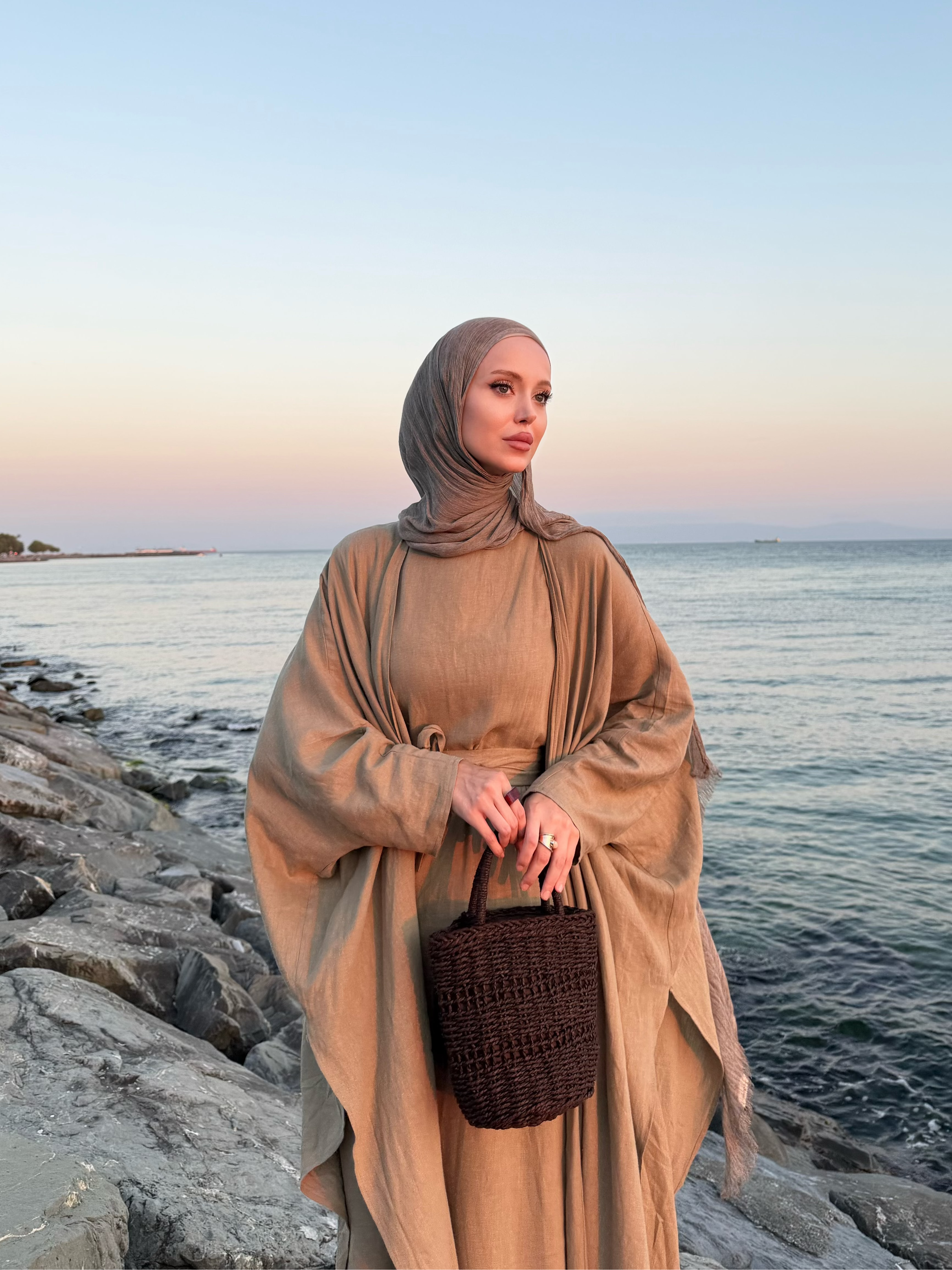 Yırtmaç Detaylı Kuşaklı Haki İkili Abaya Takım