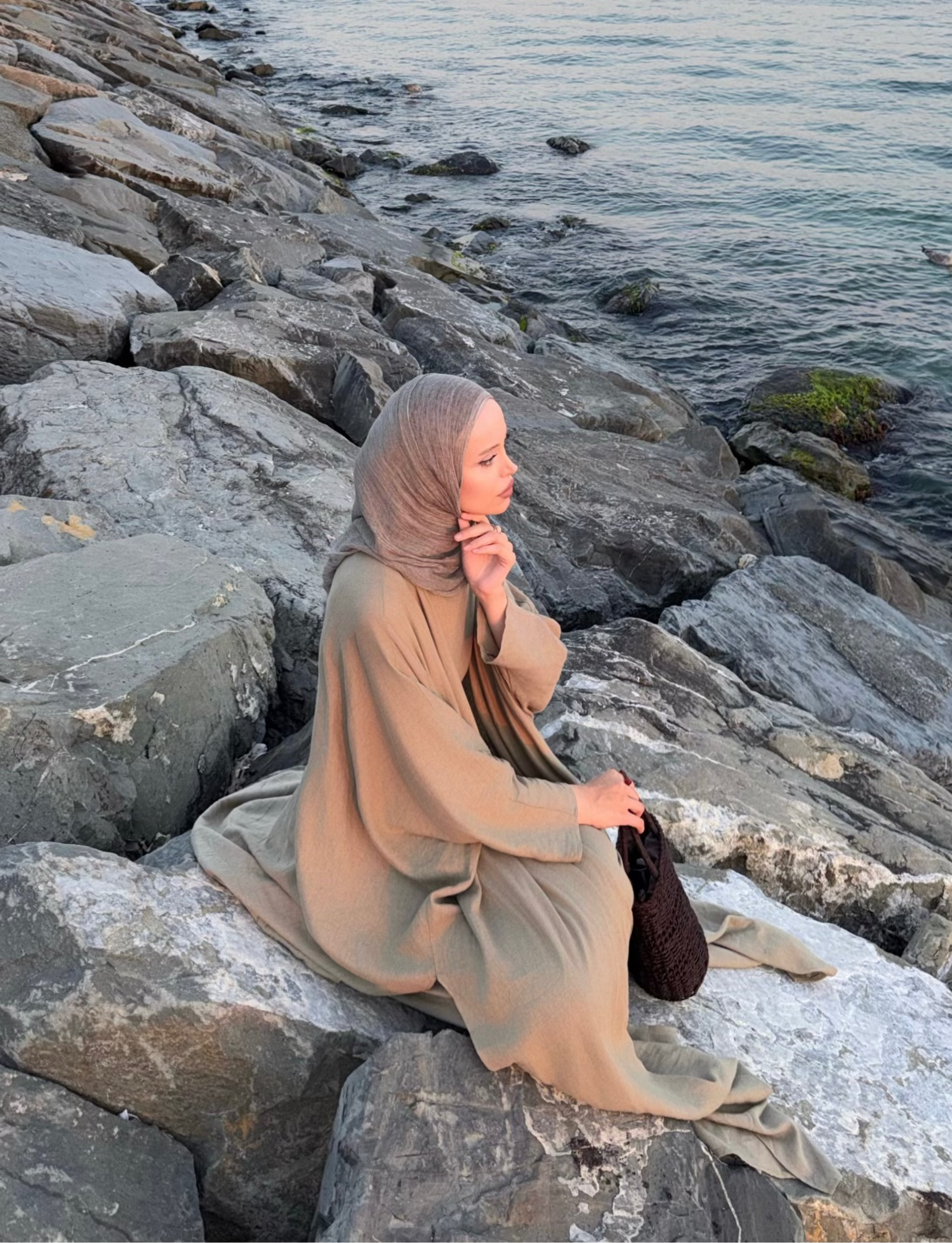 Yırtmaç Detaylı Kuşaklı Haki İkili Abaya Takım