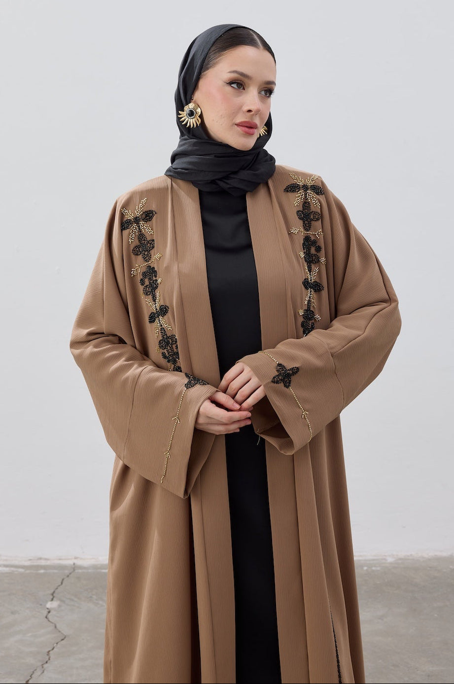 El İşlemeli Boncuk Detaylı Abaya
