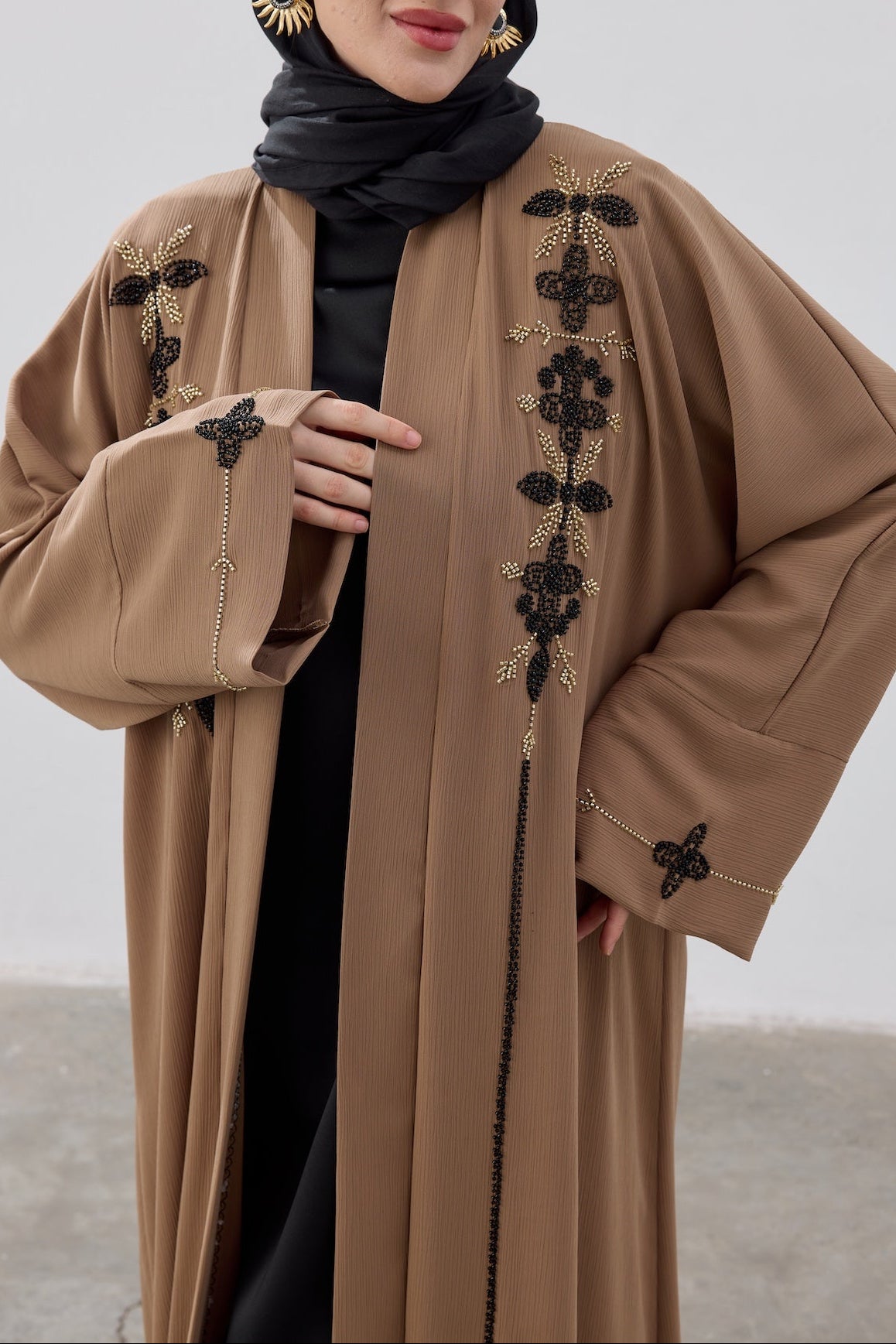 El İşlemeli Boncuk Detaylı Abaya