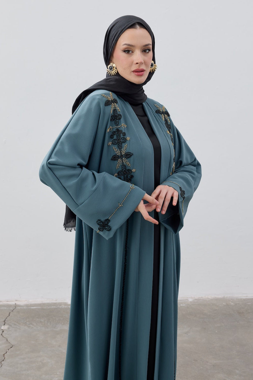 El İşlemeli Boncuk Detaylı Abaya