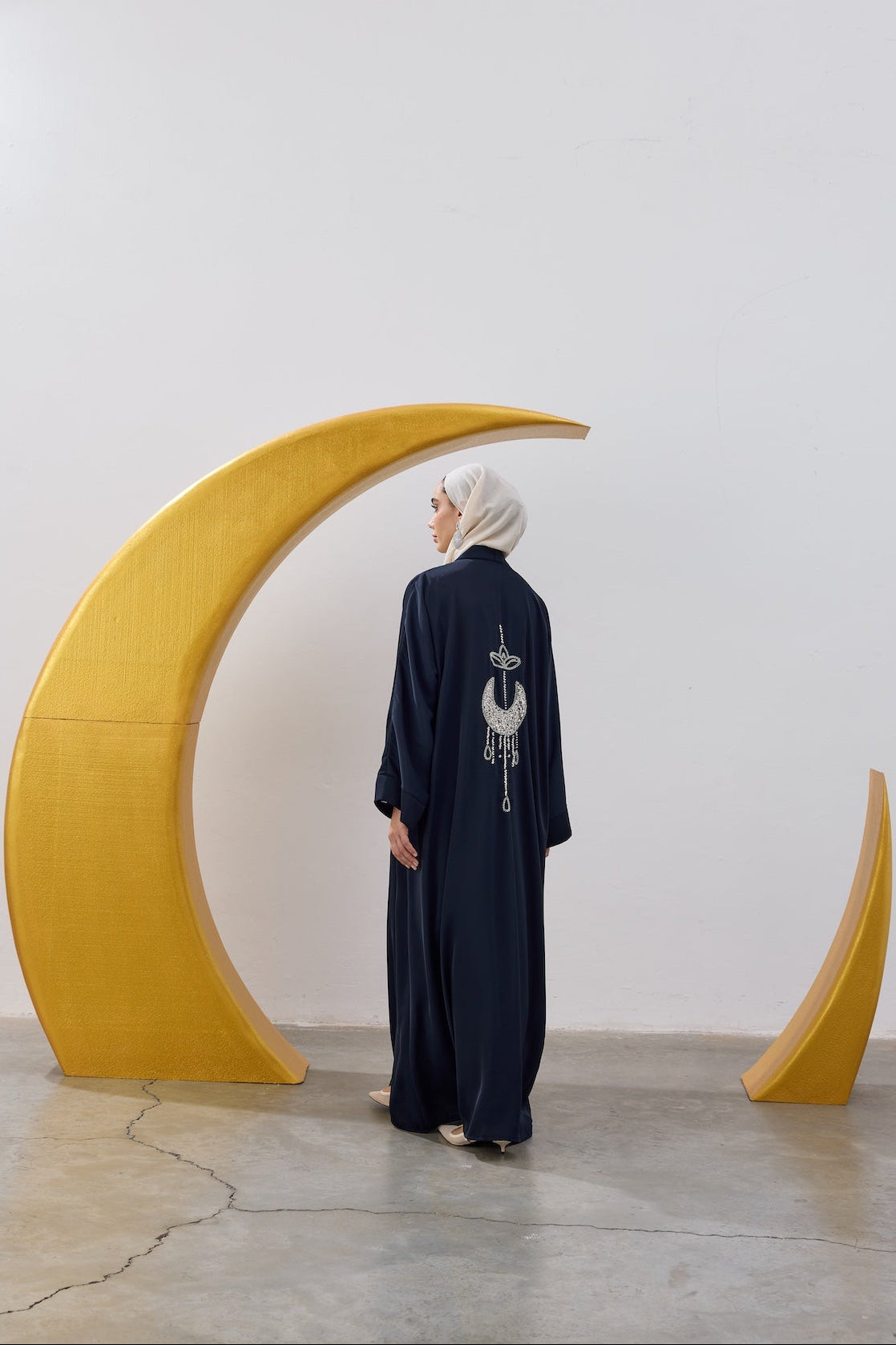 Sırt Taş İşlemeli Hilal Abaya