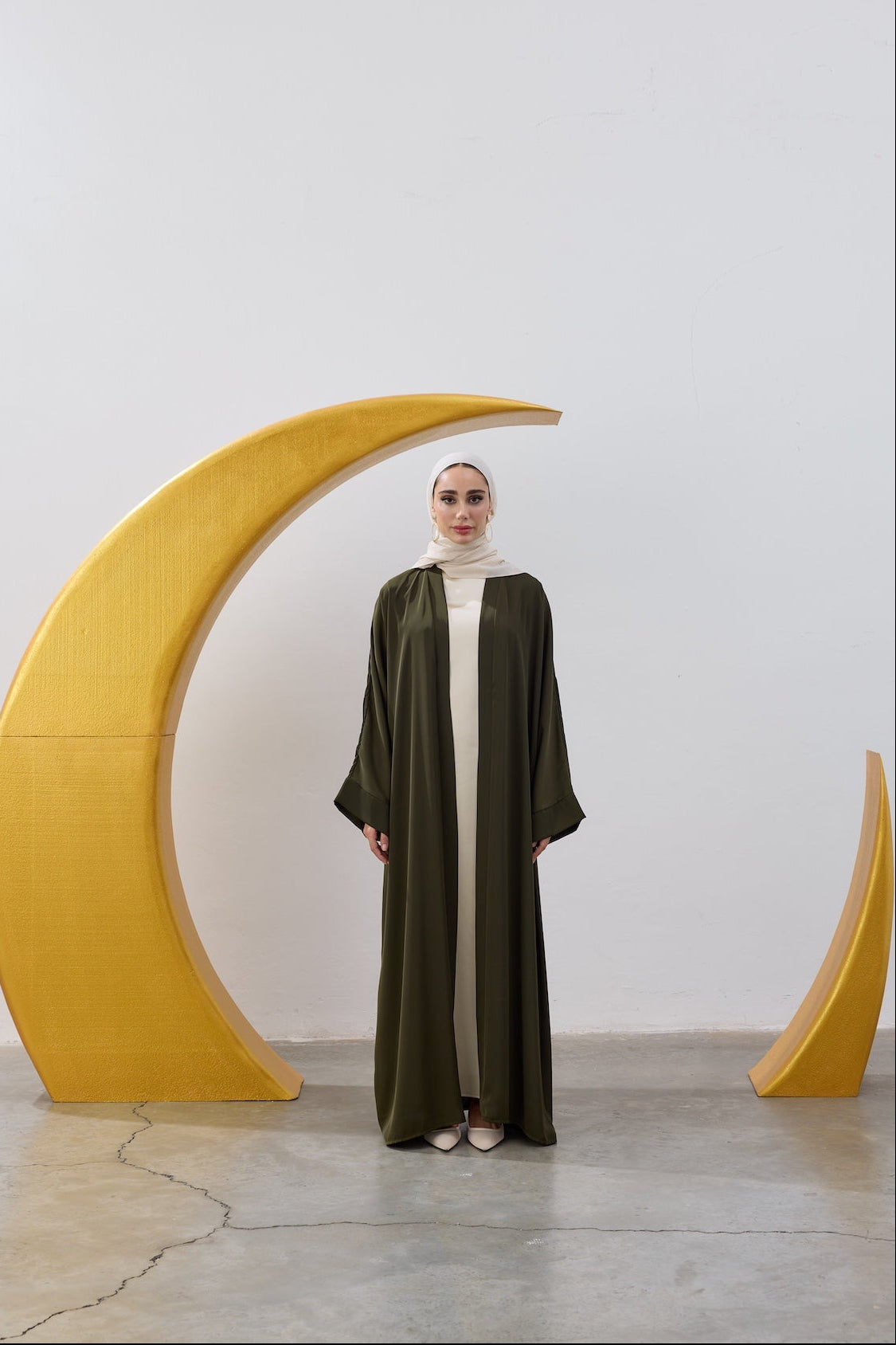 Sırt Taş İşlemeli Hilal Abaya