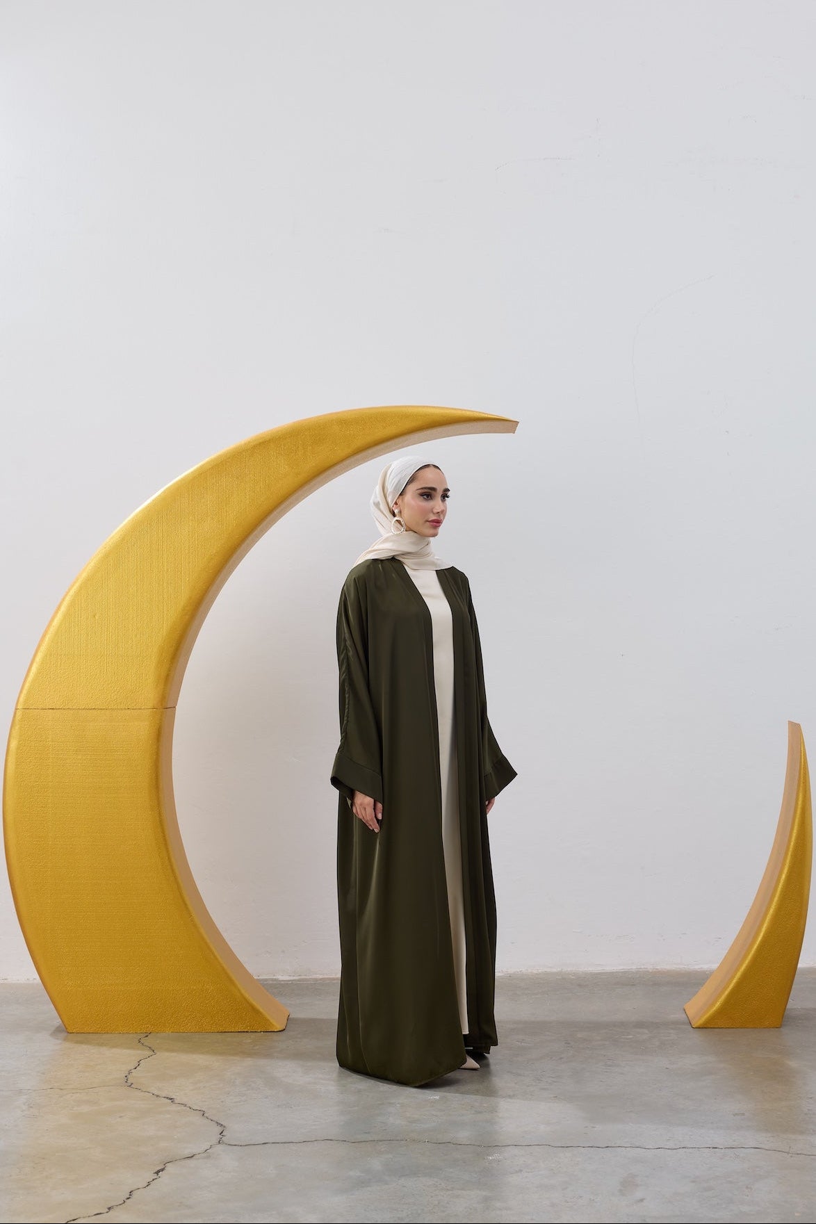 Sırt Taş İşlemeli Hilal Abaya