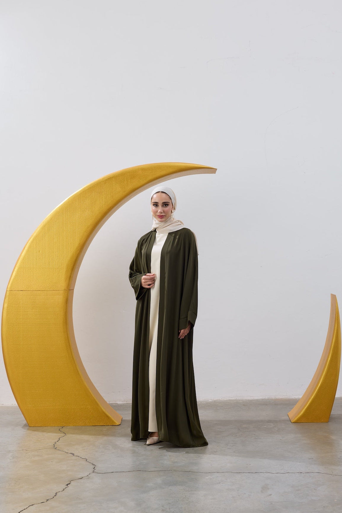 Sırt Taş İşlemeli Hilal Abaya