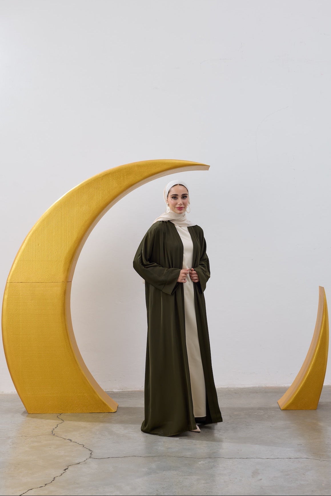 Sırt Taş İşlemeli Hilal Abaya