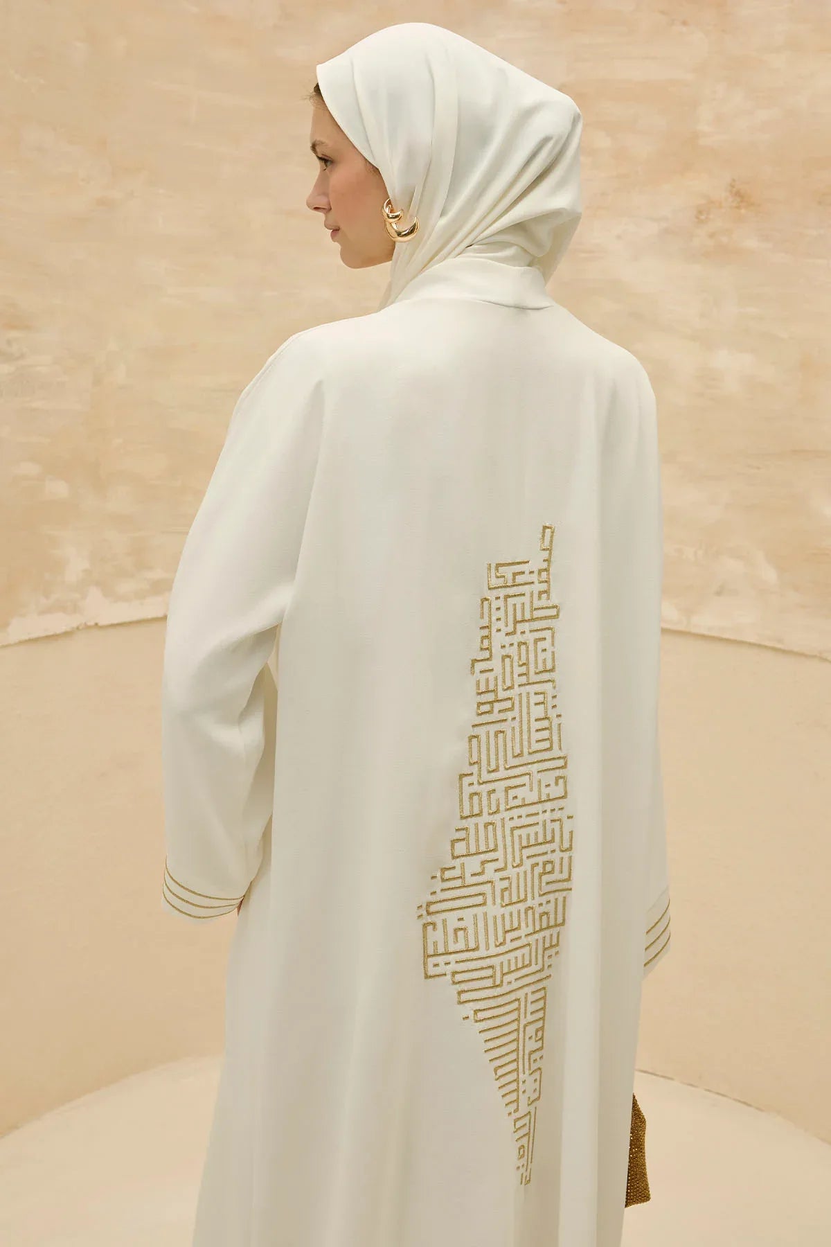 Tasarım Sırt Geometrik Şehir Haritalı Nakış İşlemeli Beyaz Abaya