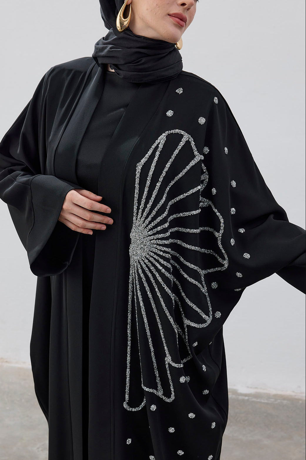 Damla Taş işlemeli Yarım Çiçek Siyah Abaya