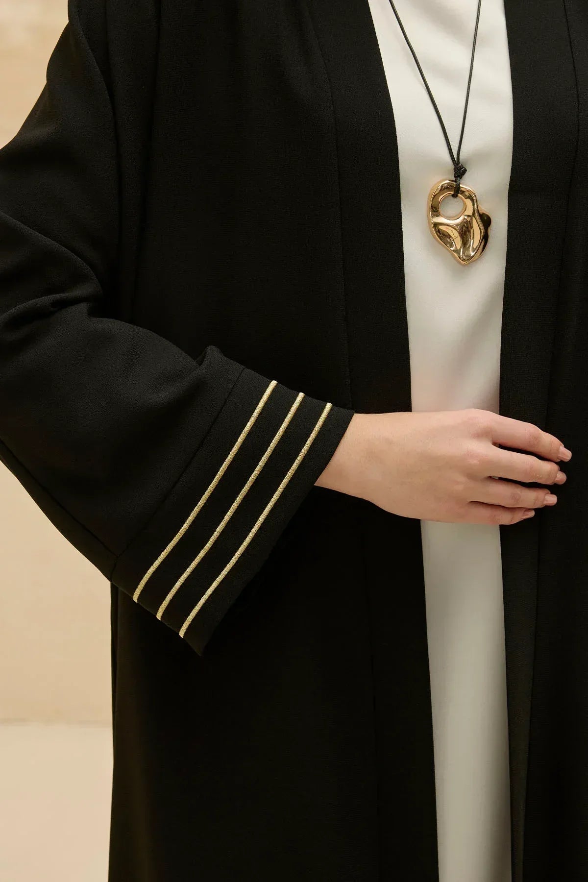 Tasarım Sırt Geometrik Şehir Haritalı Nakış İşlemeli Siyah Abaya