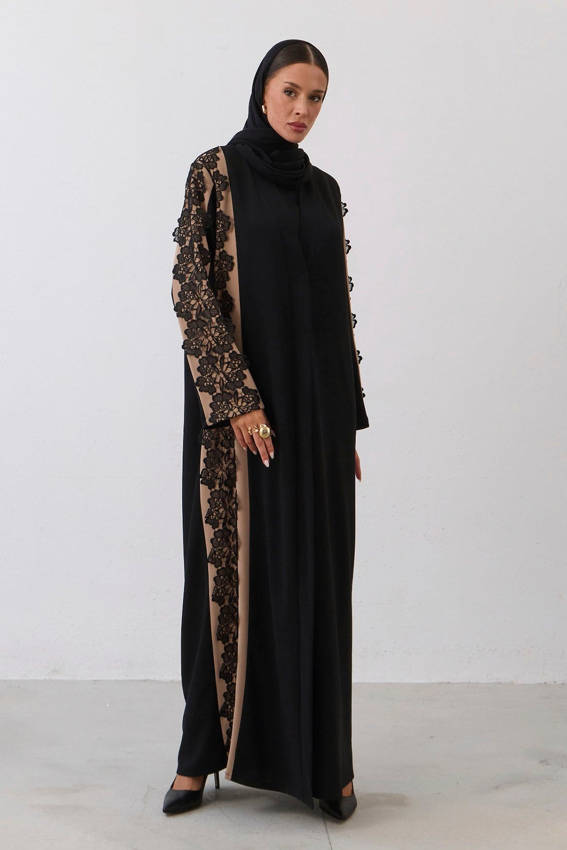 Çiçek Motif Dantelli Kol Abaya