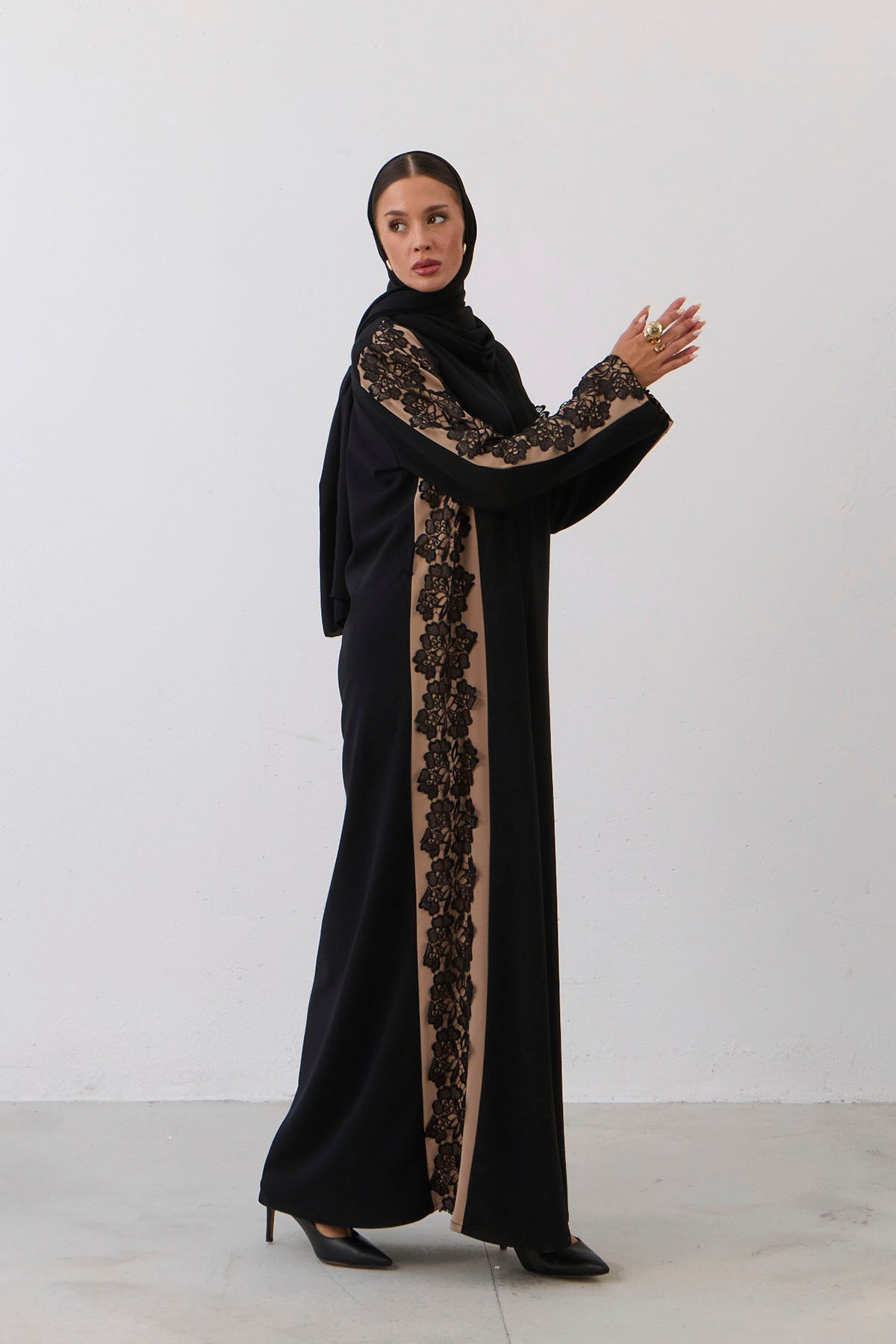 Çiçek Motif Dantelli Kol Abaya
