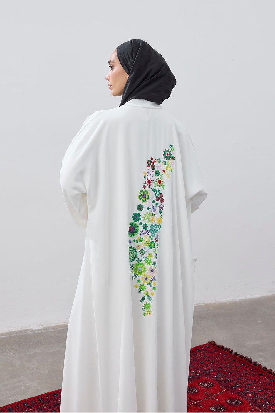 Tasarım Sırt Çiçek Motifli Nakış İşlemeli Abaya